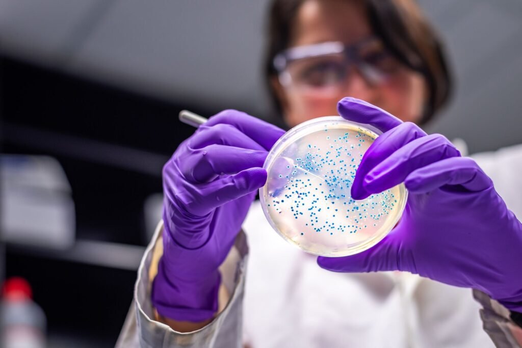 Cientista segurando placa de Petri em laboratório